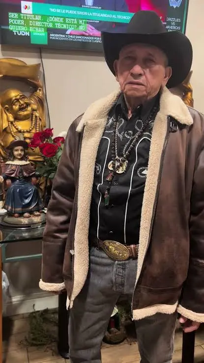 Oscar Interiano con sombrero negro y chamarra de piel